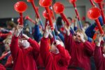 Plant yn dal pBuzz trombones yn yr awyr